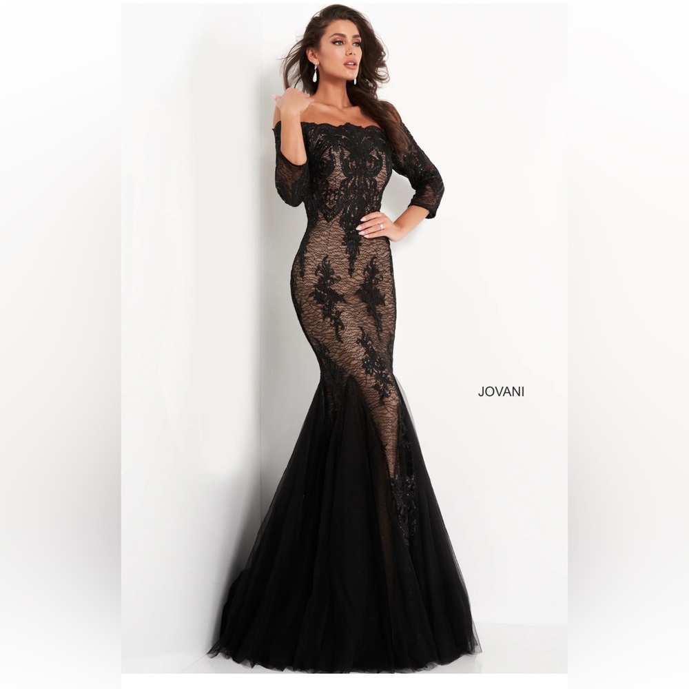 NEW WITH TAGS stunning fitted black and nude mermaid gown! Size 0.